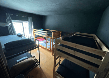 Anuncio antiguo de Airbnb ofreciendo estancias en un albergue ilegal en Ibiza.