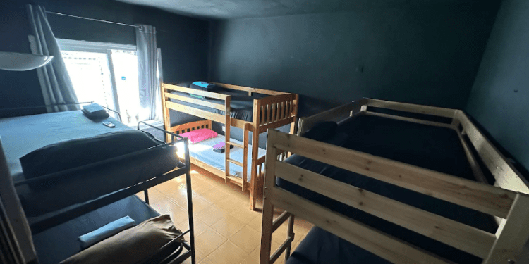 Anuncio antiguo de Airbnb ofreciendo estancias en un albergue ilegal en Ibiza.