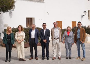 De izquierda a derecha, Marí, Costa, Fajarnés, Triguero, Tarrés, Sánchez-Jáuregui y Ruiz, antes de la reunión. Foto: Ayuntamiento de Ibiza