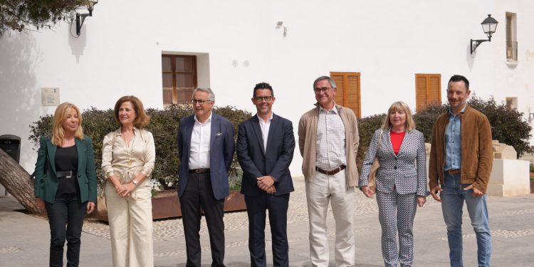 De izquierda a derecha, Marí, Costa, Fajarnés, Triguero, Tarrés, Sánchez-Jáuregui y Ruiz, antes de la reunión. Foto: Ayuntamiento de Ibiza