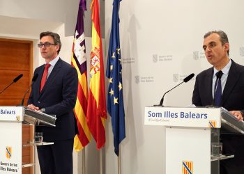 A la derecha, el conseller Antoni Vera en su comparecencia tras el Consell de Govern. Foto: Govern balear