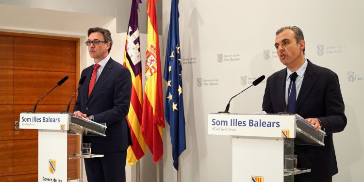 A la derecha, el conseller Antoni Vera en su comparecencia tras el Consell de Govern. Foto: Govern balear