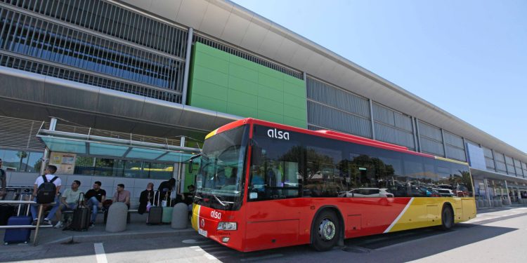 Imagen de un autobús en el aeropuerto de Ibiza.