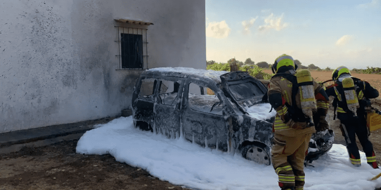 Imagen de una intervención de los bomberos de Formentera. Foto: Bomberos de Formentera