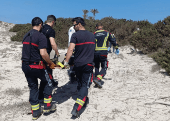 Imagen del traslado de la herida hasta la ambulancia. FOTOS: Consell de Formentera
