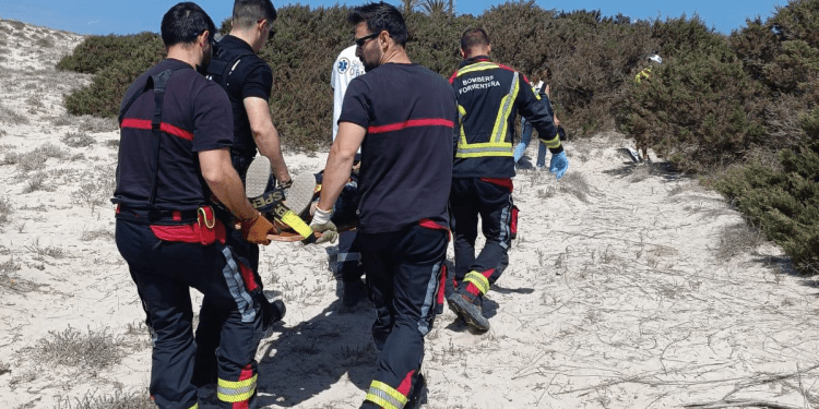 Imagen del traslado de la herida hasta la ambulancia. FOTOS: Consell de Formentera