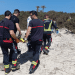 Imagen del traslado de la herida hasta la ambulancia. FOTOS: Consell de Formentera