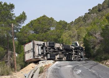 Imagen del camión volcado en la vía. Foto: @Bombersdeivissa