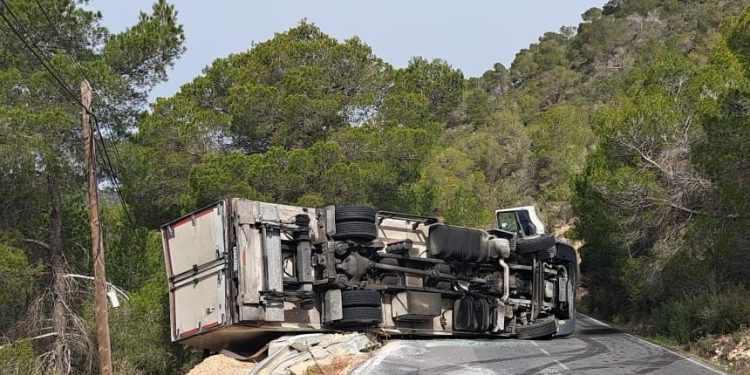 Imagen del camión volcado en la vía. Foto: @Bombersdeivissa