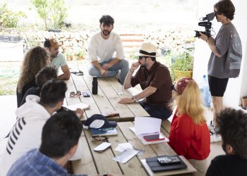 El actor Fran Perea, durante la charla con los alumnos. Fotos: Ibicine