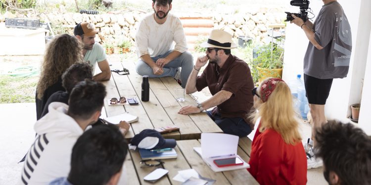 El actor Fran Perea, durante la charla con los alumnos. Fotos: Ibicine
