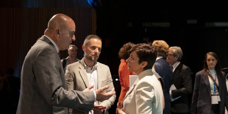 Vicent Marí y Mariano Juan hablan esta mañana con la ministra Isabel Rodríguez en Contart Ibiza.