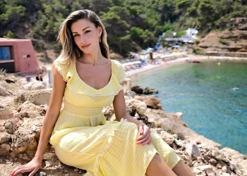 Zara McDermott es la directora de la serie documental. En la imagen, de BBC, en Cala Salada el año pasado.