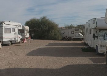 Asentamiento de caravanas en las que viven personas con trabajo y nómina porque no tienen otra alternativa. Imagen TVE