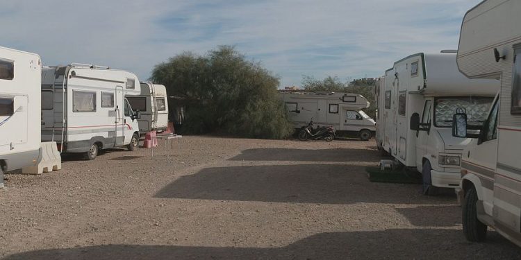 Asentamiento de caravanas en las que viven personas con trabajo y nómina porque no tienen otra alternativa. Imagen TVE