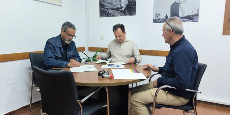 Un moment de la signatura del conveni. Foto: Consell Insular de Formentera