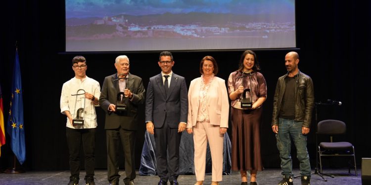 Los galardonados, con el acalde de Ibiza en el centro.