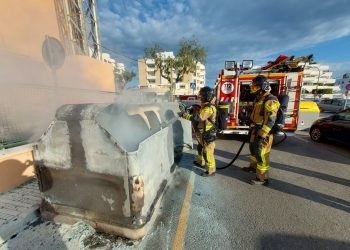 Dos bomberos trabajan en la extinción del fuego. Foto: Bombers d'Eivissa