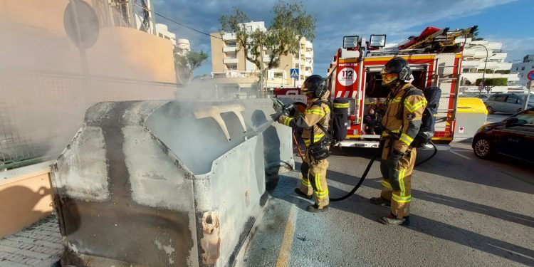 Dos bomberos trabajan en la extinción del fuego. Foto: Bombers d'Eivissa
