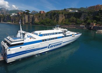 El barco 'Isola de Procida' de Caremar, similar al que se pondría en la línea de Ibiza y Formentera, de confirmarse los rumores.
