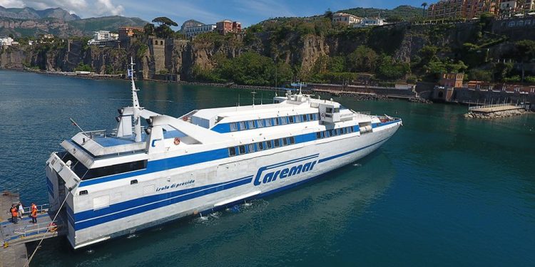El barco 'Isola de Procida' de Caremar, similar al que se pondría en la línea de Ibiza y Formentera, de confirmarse los rumores.