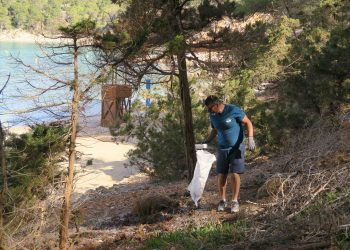 Limpieza de la zona. Fotos: Ayuntamiento de Sant Antoni