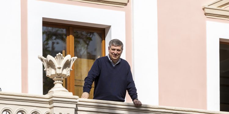 Pedro Matutes, propietario del Teatro Pereyra de Ibiza, en la terraza superior del edificio. Fotos: Paco Natera.