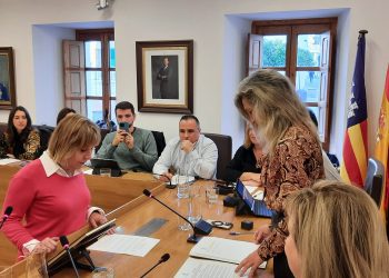 Toma de posesión de la nueva concejala, durante la sesión plenaria. Foto: Ayuntamiento de Santa Eulària