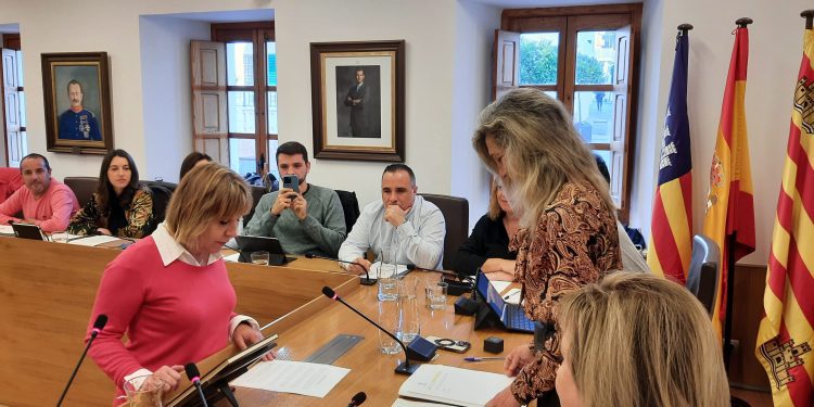 Toma de posesión de la nueva concejala, durante la sesión plenaria. Foto: Ayuntamiento de Santa Eulària