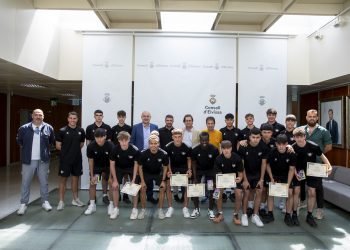 Recepción a los jugadores y la directiva del club. Fotos: Consell de Ibiza