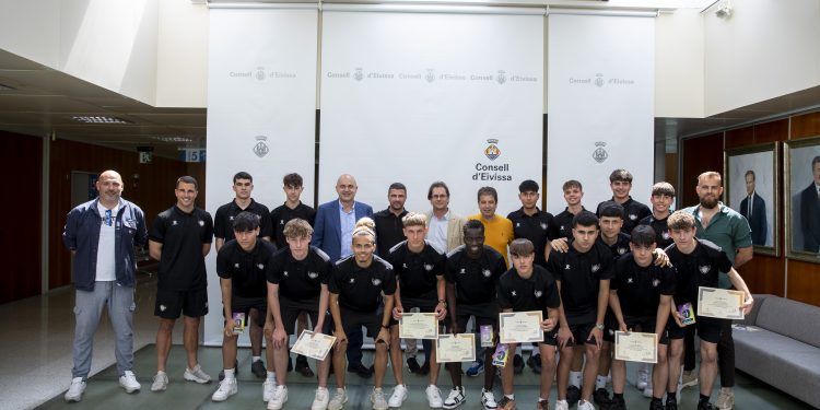 Recepción a los jugadores y la directiva del club. Fotos: Consell de Ibiza