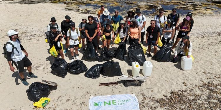 Participantes en las jornadas de limpieza del litoral. Fotos: Consell de Formentera