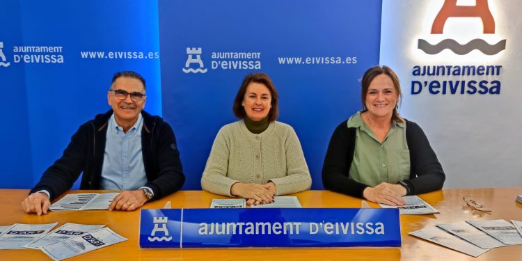 De izquierda a derecha: al director del Club Náutico, Vicent Canals;
la concejala de Cultura del Ayuntamiento d’Eivissa, Carmen Domínguez, y la vocal de 'ArtambB para Ibiza', Diana Bustamante.