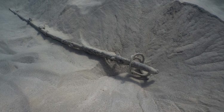 Hallazgo de un sable del siglo XVIII cerca del embarcadero de es Caló. Foto: SOS Patrimonio