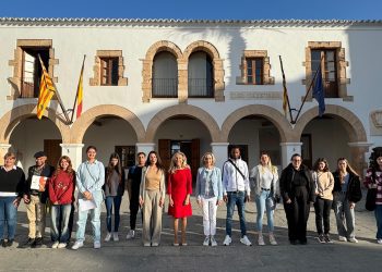 Recepción de los jóvenes que participan en el proyecto. Foto: Ayuntamiento de Santa Eulària