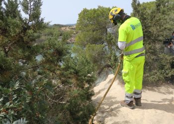 Intervención para mejorar la seguridad en Cala Gració. Fotos: Ayuntamiento de Sant Antoni