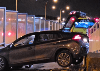 Imagen del Uber atravesado en la vía. FOTO: RRSS Elite Corsaris.