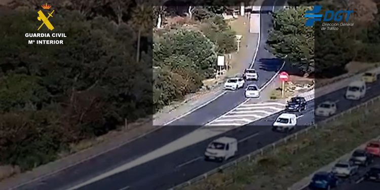 Momento de la maniobra temeraria para chocar a propósito con el otro conductor.