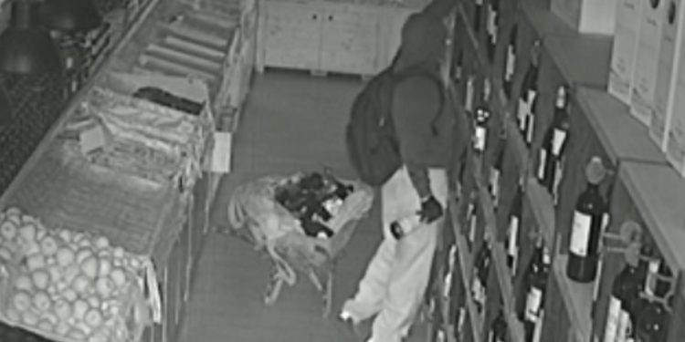 Fotograma de la cámara de seguridad uno de los robos.