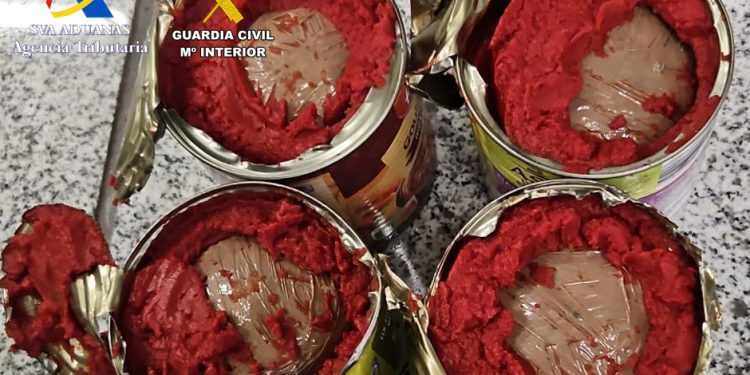 Latas de tomate con anfetamina en su interior.