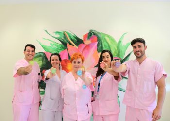 De izquierda a derecha, el doctor Carlos Fernández, MIR R1 de Ginecología y Obstetricia, Alicia Fernández del Rio, supervisora de Paritorio, Elena Coll, técnica en cuidados de enfermería, Andrés Aroca, técnico en cuidados de enfermería y Judit Catalá, matrona.