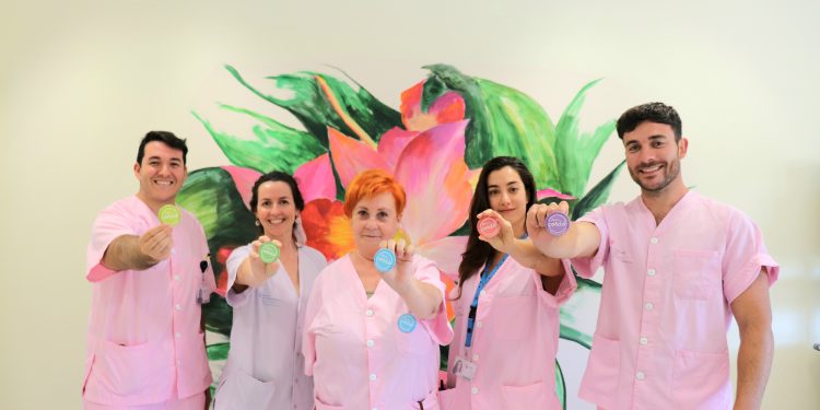 De izquierda a derecha, el doctor Carlos Fernández, MIR R1 de Ginecología y Obstetricia, Alicia Fernández del Rio, supervisora de Paritorio, Elena Coll, técnica en cuidados de enfermería, Andrés Aroca, técnico en cuidados de enfermería y Judit Catalá, matrona.