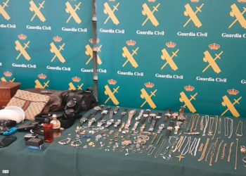 El botín hallado en un doble fondo de un armario del detenido.