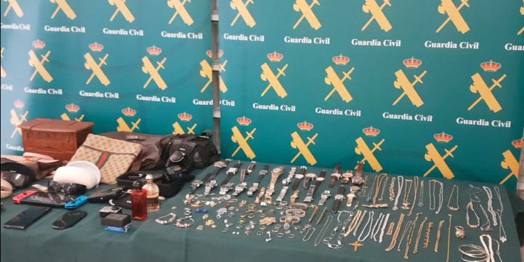 El botín hallado en un doble fondo de un armario del detenido.