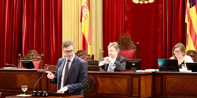 Toni Costa en el Parlament