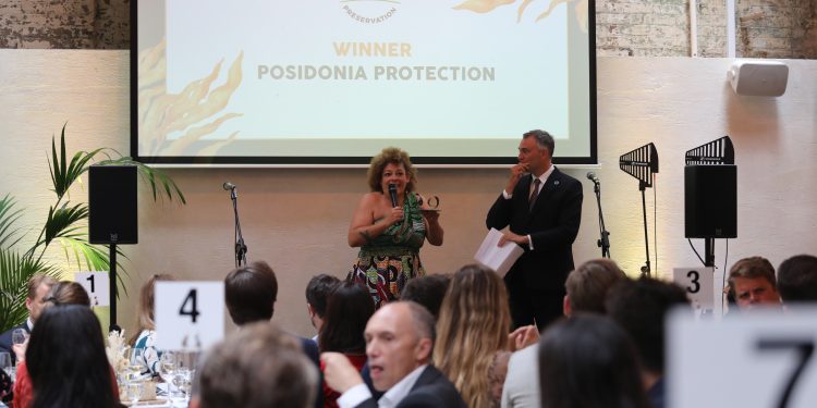 Inma Saranova, directora de IbizaPreservation, recogiendo el premio.