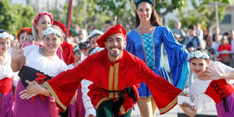 Un momento del espectáculo inaugural de la tarde de ayer que dio la bienvenida por todo lo alto a la Feria Eivissa Medieval.