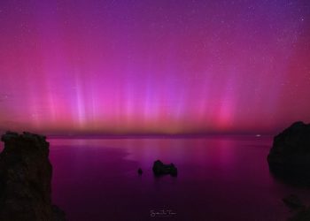 Aurora Boreal detrás de los islotes de ses Margalides. Foto: Santi Tur