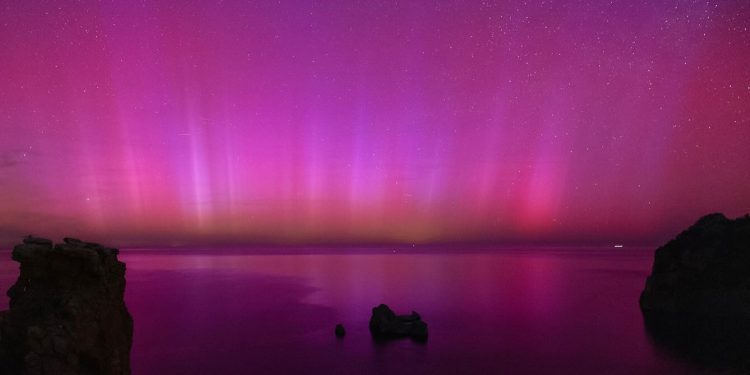 Aurora Boreal detrás de los islotes de ses Margalides. Foto: Santi Tur