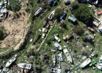 Aspecto del solar del vertedero ilegal de Cala Tarida del 'Pirata de Porroig' antes de la intervención.